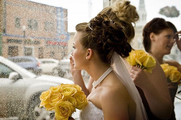 Jeśli wesele odbywa się na świeżym powietrzu, musimy pomyśleć o przygotowaniu „awaryjnego zadaszenia”