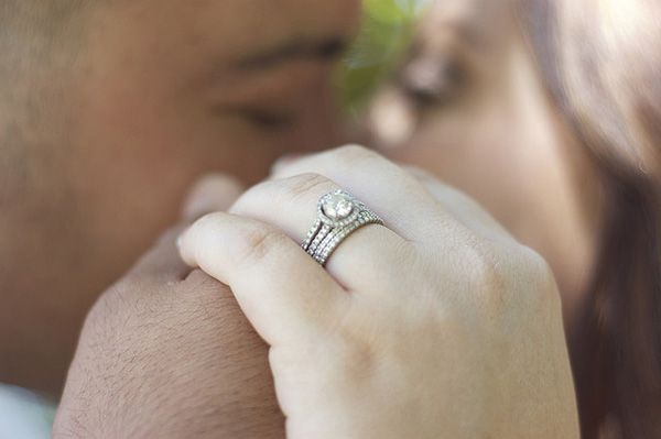 Idealnym rozwiązaniem jest dobranie kobiecej obrączki do pierścionka zaręczynowego