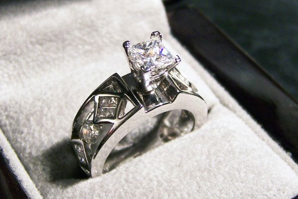 Wybór kamienia do pierścionka zaręczynowego może mieć znaczenie symboliczne