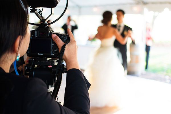 Jeśli na weselu nie macie kamerzysty, warto żeby ktoś uwiecznił wasz pierwszy taniec na filmiku wykonanym aparatem