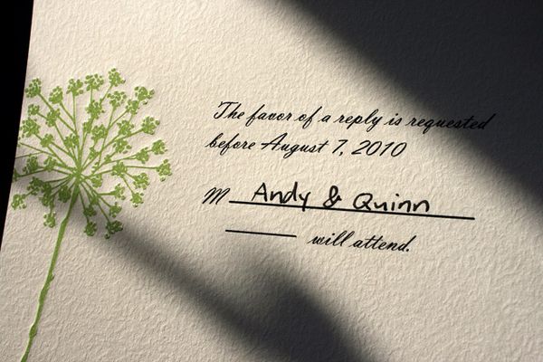 Prośba o potwierdzenie przybycia najczęściej przybiera formę małej karteczki dodawanej do zaproszenia ślubnego