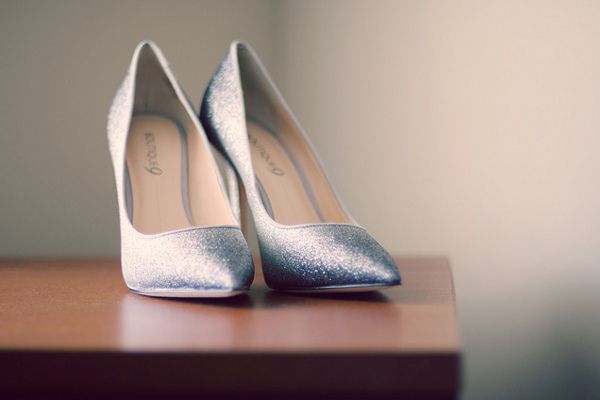 Do niebieskich dodatków idealnie będą pasowały buty w kolorze srebrnym