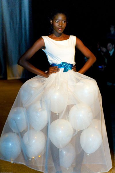 Panny młode mogą zamówić suknię ślubną bezpośrednio u projektanta, oczywiście niekoniecznie tak ekstrawaganckiego
