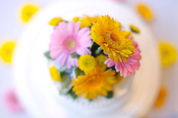 Torty mogą być przyozdobione żywymi kwiatami