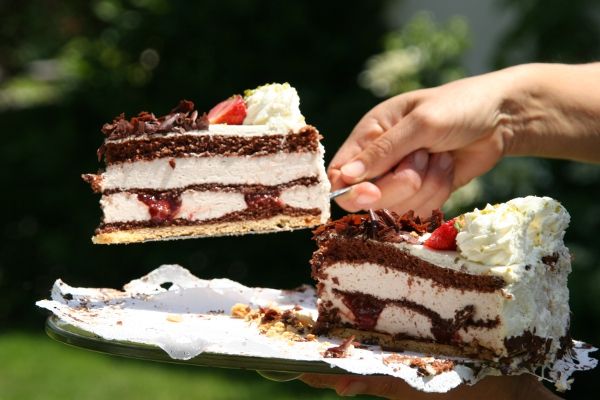 Najczęściej wybierane smaki tortów to: malinowy, śmietankowy, czekoladowy i orzechowy