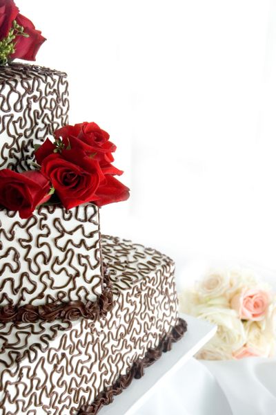 Tort weselny często można ozdobić żywymi kwiatami, owocami czy figurkami