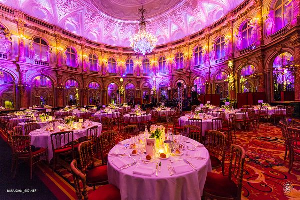 Bogato zdobiona sala weselna w pałacu