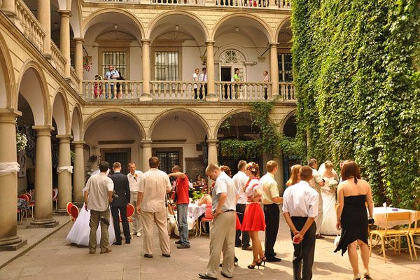 Goście weselni na pałacowym dziedzińcu