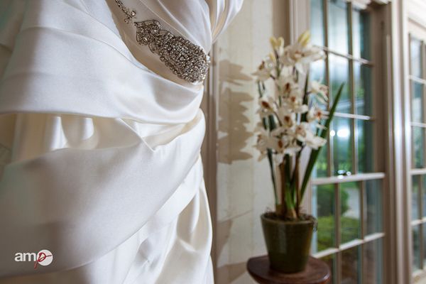 Biała suknia ślubna to przede wszystkim symbol szczęścia i czystości (nie tylko cielesnej, ale także – czystości serca), nie jest zatem zarezerwowana jedynie dla ślubu kościelnego