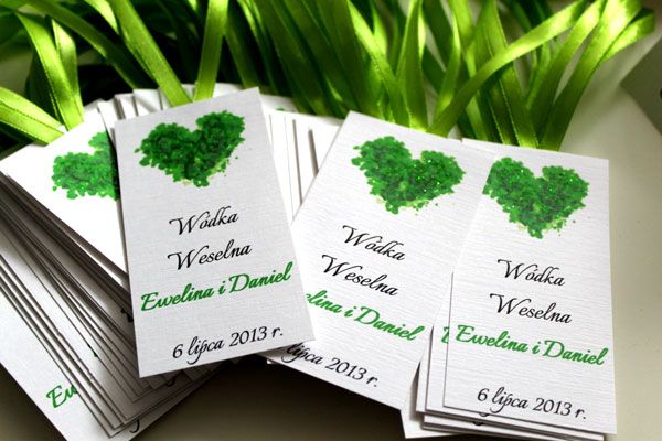 Zawieszki na alkohol – idealne na wesele z zielonym motywem przewodnim