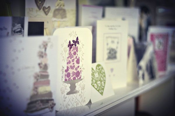 Kolorowe kartki z życzeniami są wspaniałą ślubną pamiątką – można je przeglądać godzinami i zachować dla potomnych