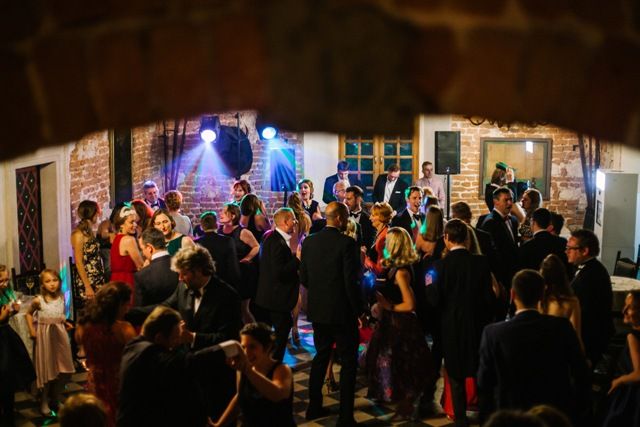 DJ na zamku podczas wesela - zamkowa sala taneczna - zabawa weselna