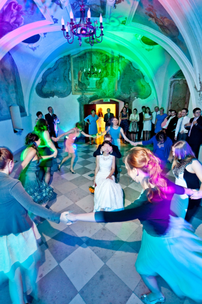 taniec kolorow na zamkowym weselu