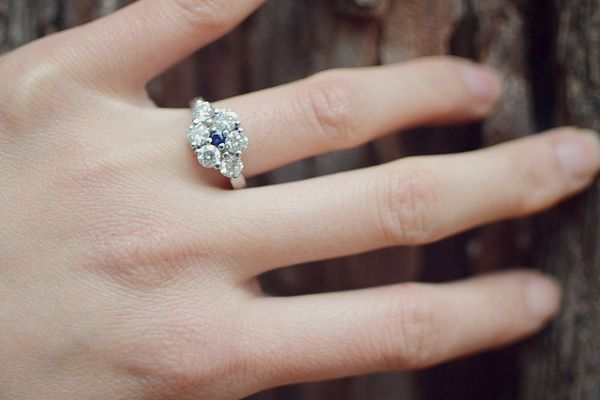 Prócz klasycznych, istnieje wiele innych, oryginalnych form pierścionków zaręczynowych