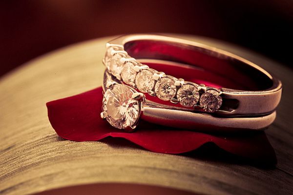 Pierścionek zaręczynowy i obrączka ślubna w jednym