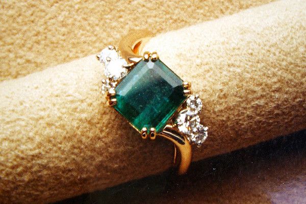 Stare pierścionki zaręczynowe zdobią często rzadkie i drogocenne kamienie szlachetne
