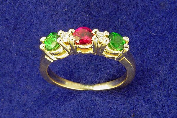 Piękny pierścionek z rubinem - kamieniem, który symbolizuje wielką i namiętną miłość