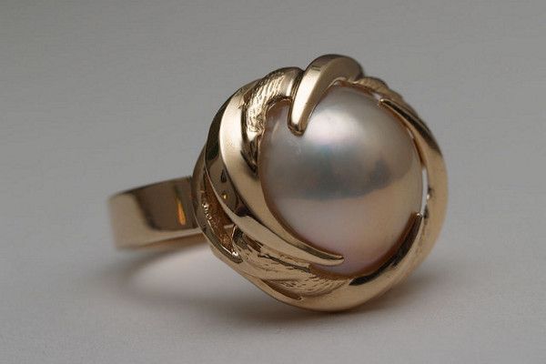 O pierścionek z perłą trzeba szczególnie dbać, aby cenny klejnot nie uległ zniszczeniu