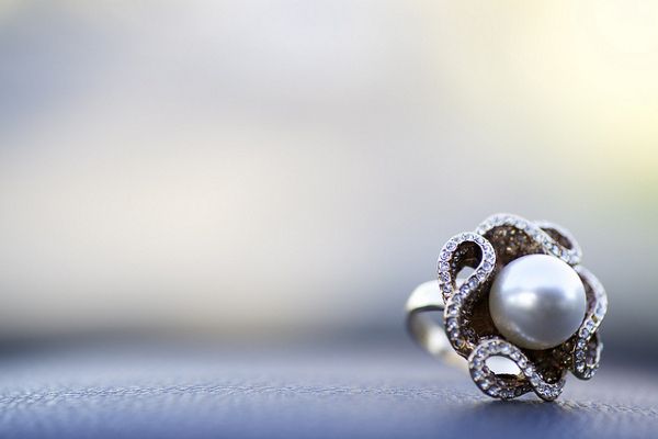 Według przesądów pierścionek zaręczynowy z perłą przyniesie zakochanym smutek i łzy