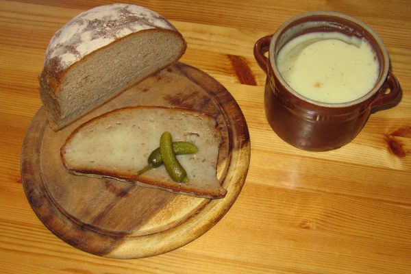 Na wiejskim stole obowiązkowo powinien pojawić się chleb ze smalcem