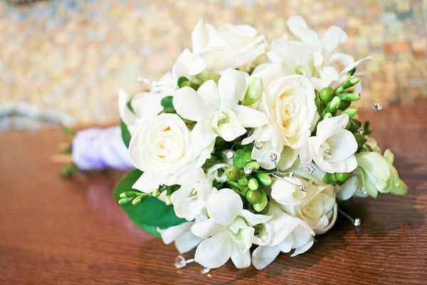 Białe orchidee przepięknie prezentują się z różami