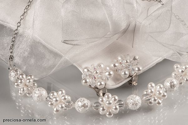 Dopełnieniem ślubnej stylizacji będzie biżuteria, np. z białych pereł oraz...