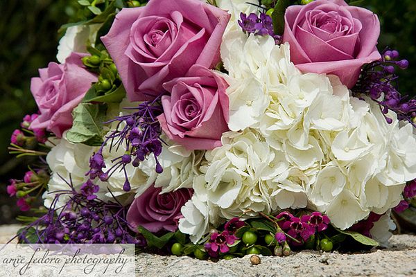 Białe hortensje tworzą przepiękną bazę dla kwiatów we wszystkich możliwych kolorach