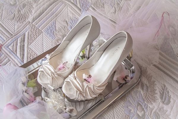 Coraz więcej Panien Młodych rezygnuje z klasycznych, białych butów ślubnych