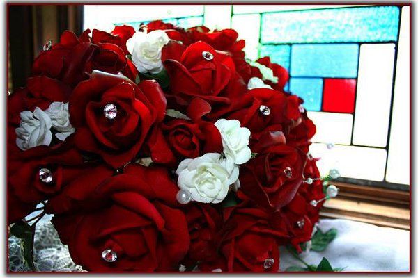 Duże, czerwone róże w towarzystwie mniejszych - białych