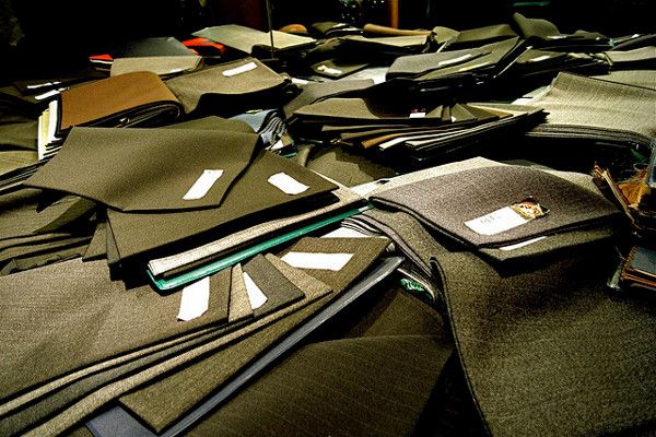 Zakłady szyjące garnitury na miarę oferują szeroki wybór tkanin najwyższej jakości