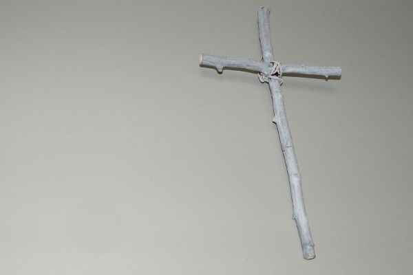 Krzyż na ścianę zrobiony z patyków
