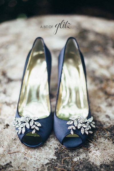 Ciemnym butom szuku i elegancji dodadzą piękne biżuteryjne klipsy