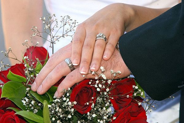 Na cenę obrączek ślubnych wpływ ma kilka podstawowych elementów w tym głównie rodzaj użytego kruszcu