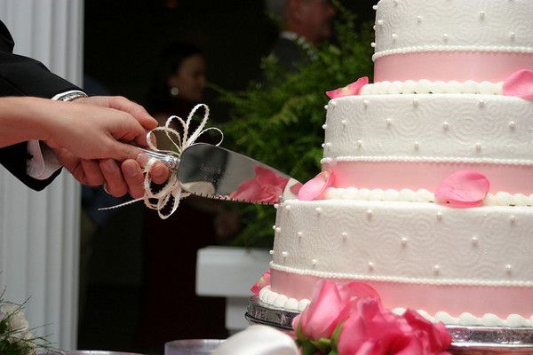 Krojenie tortu jest pierwszą wspólną czynnością już jako małżeństwo