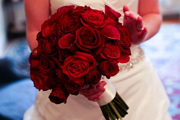 Egipt | Bukiet ślubny z róż i kalii w kolorze wina