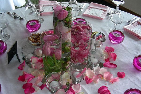 Egipt | Dekoracja stołu z płatków róż, storczyków i tulipanów zatopionych w wazonach