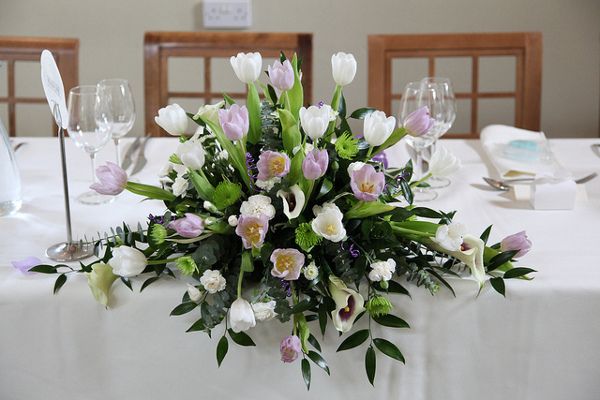 Do dekoracji stołów weselnych lepiej wybrać kwiaty o mało intensywnym zapachu