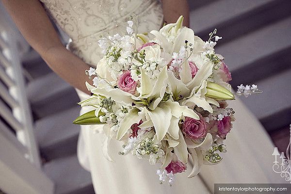 Subtelny bukiet ślubny z różowych róż i białych lilii