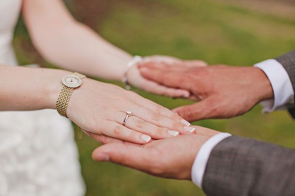 Męskie dłonie zwłaszcza w dniu ślubu powinny być zadbane i prezentować się elegancko przy dłoniach wybranki