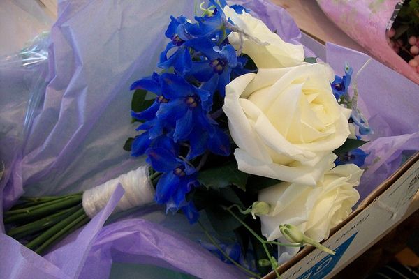 Niebieskie kwiaty będą stanowić piękne uzupełnienie dla jasnych bukietów