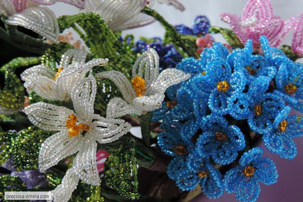 Ręcznie zrobione kwiaty z drobnych, kolorowych koralików