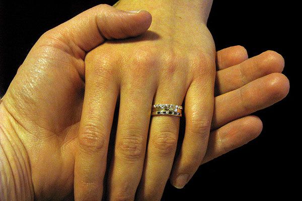 Obrączka ślubna i pierścionek zaręczynowy w jednym