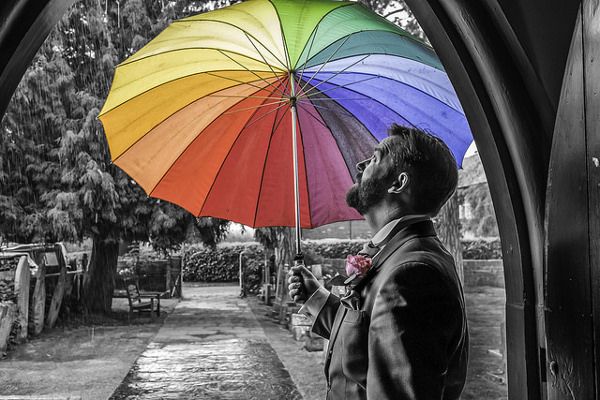 Kolorowy parasol jeszcze bardziej ożywi nasze ślubne zdjęcia