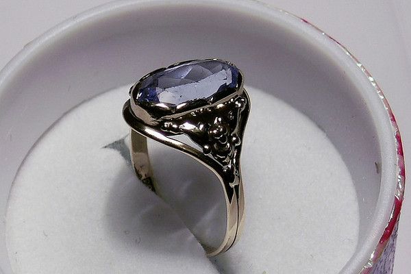Według starego przesądu każda Panna Młoda powinna mieć coś niebieskiego. Może więc pierścionek zaręczynowy?