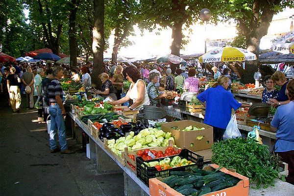 Na targu zakupić można swieże owoce, warzywa i produkty regionalne jak miody, oliwę czy likiery