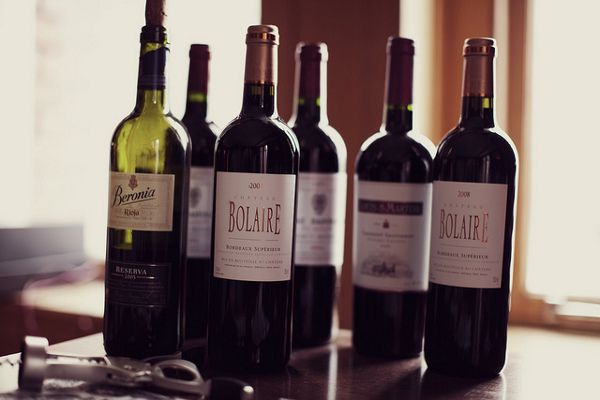 Gości można poczęstować białym lub czerwonym winem