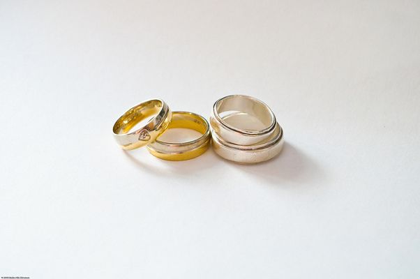 Bardzo popularne są obrączki wykonane z białego złota lub z połączenia złota białego i żółtego