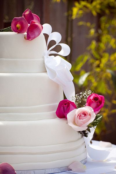 Tort weselny ozdobiony kwiatami