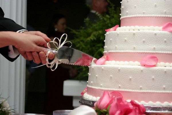 Weselny tort z różową dekoracją prezentuje się obłędnie!