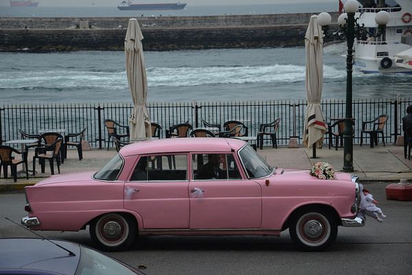 …zabytkowym autem, oczywiście różowym!